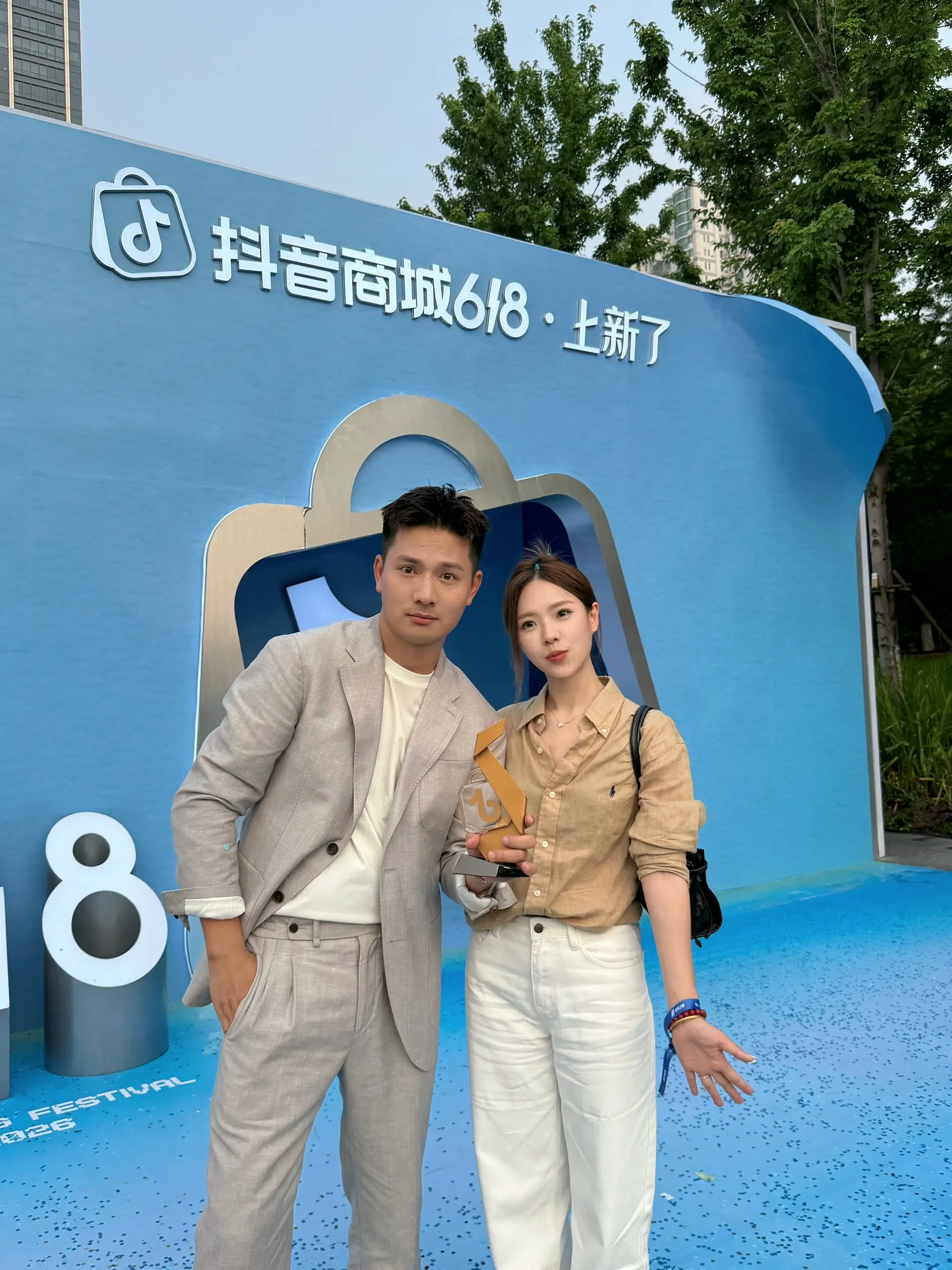 朝暮与共  行至天光。陪好久不见的老公领个奖