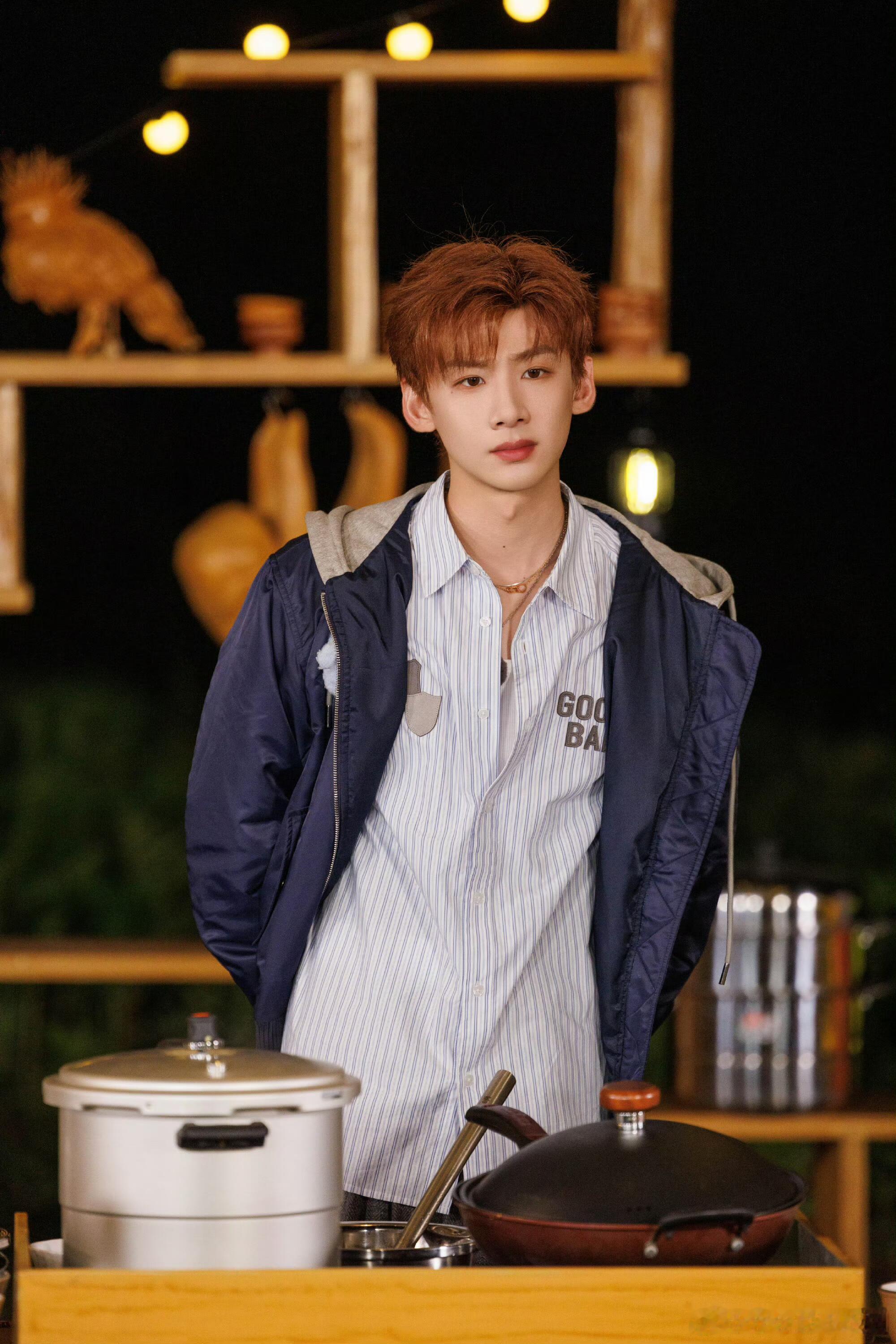 白敬亭做菜藏得够深！齐齐哈尔烤肉局秀专业手法，科普+控场一套活，五星级厨师既视感