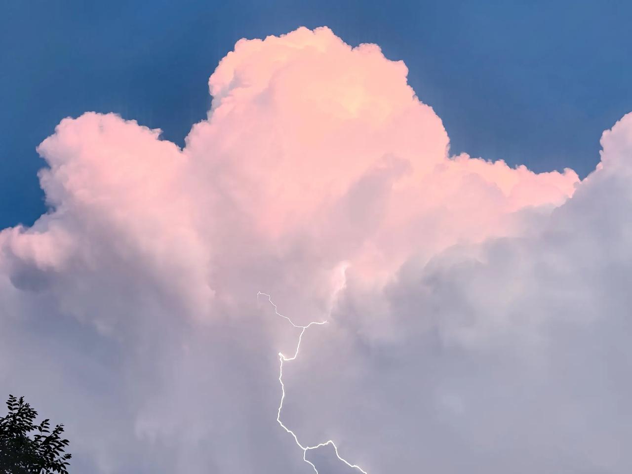 此时此刻，太原漪汾街上空！