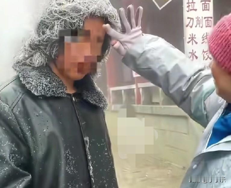 1月18日，一东北小伙爬泰山，获大自然“免费造型”，一头“雾淞”美出新高度。
