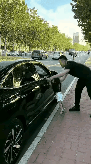 看完这一幕瞬间心生感慨，路上父女正常散步，一旁车内随手丢出矿泉水瓶，小女孩二话不