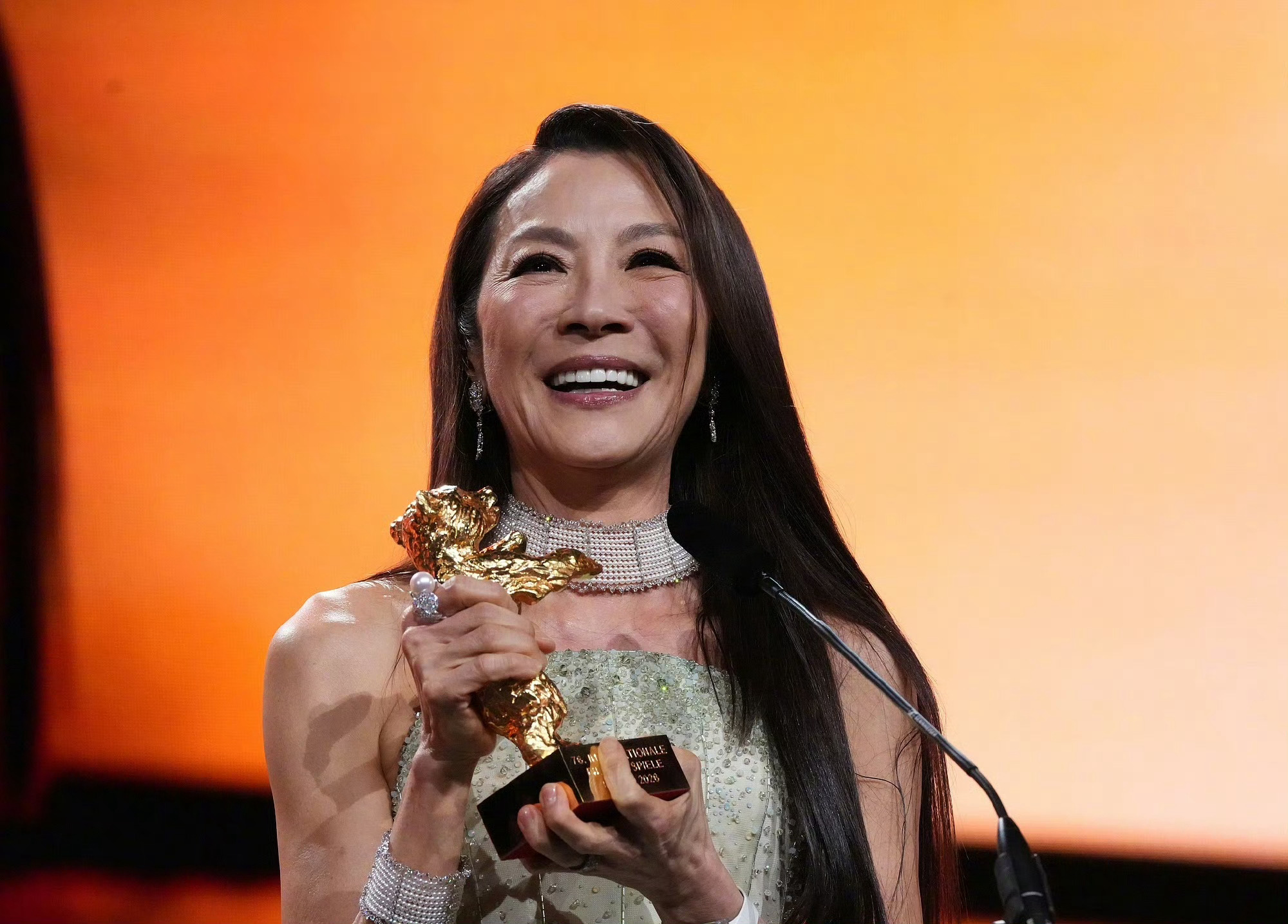 杨紫琼柏林电影节终身成就奖 第76届柏林电影节正式开幕，杨紫琼上台领取终身成就金