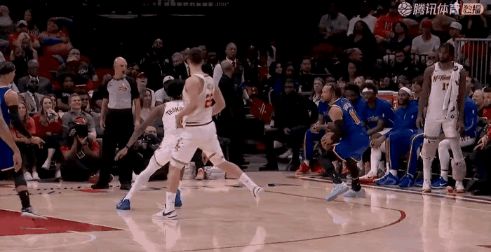 阿门斜刺里弹射飞帽关键先生，一人覆盖三分线到篮下超远距离，动态天赋叹为观止，他是