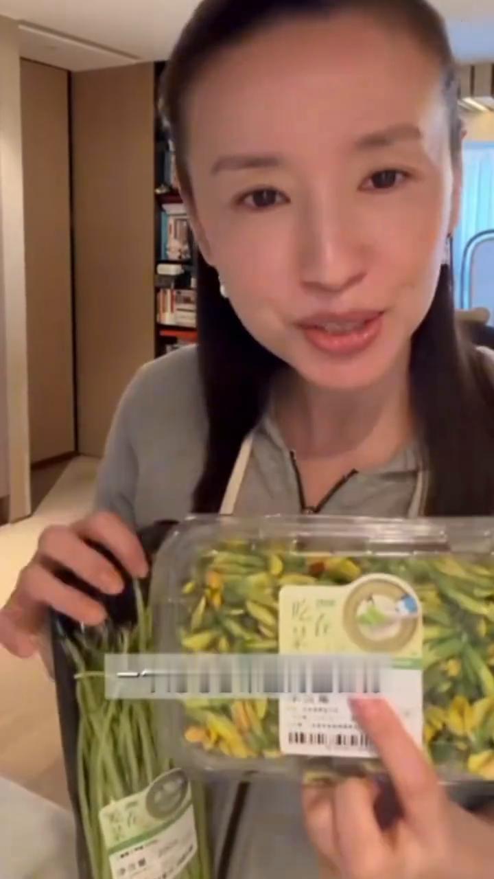 心里只有猫条。坐下。这么开心是因为今天是顶顶帮我录。这个菜很健康。一个是吃春，一