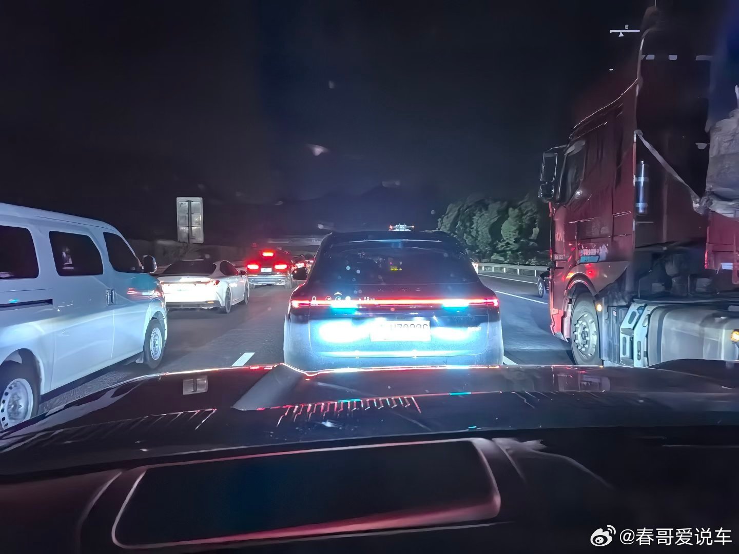 智驾小蓝灯将被禁用这种小蓝灯晚上确实太刺眼了，摄像头都拍不清楚 