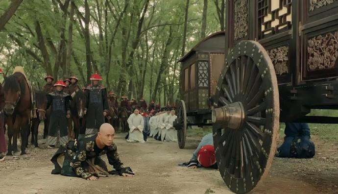 皇帝都跪了，为啥后面的人可以站着？ ​​​