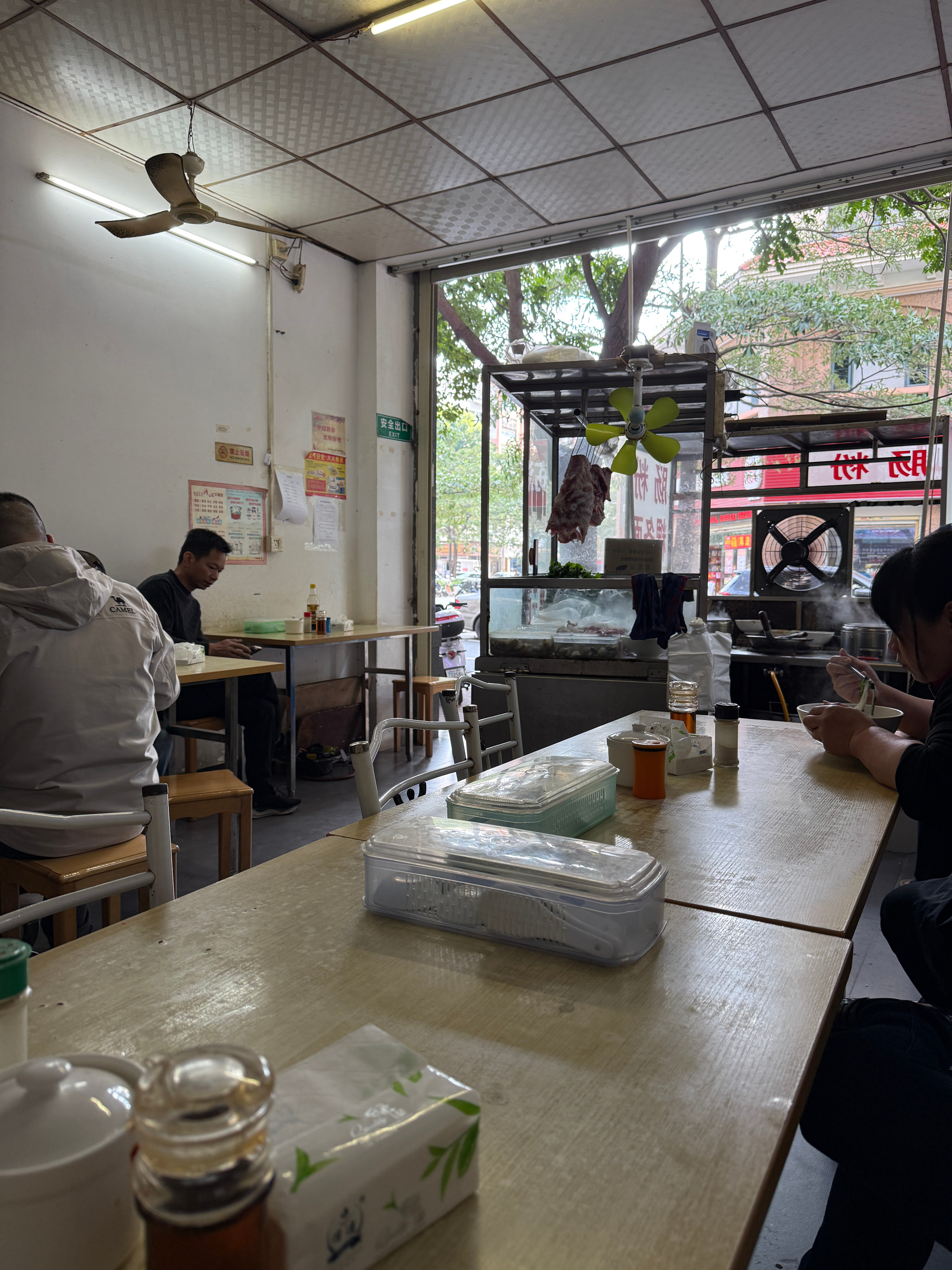 之前盗月社探过的一家粿条店，现在也来打卡看看 很寻常的路边店铺，焦急等待中