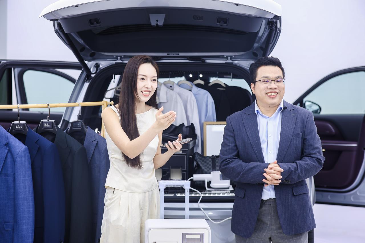 【2026年4月15日，武汉】今天，“五座新王”岚图泰山X8的一场“72变空间秀