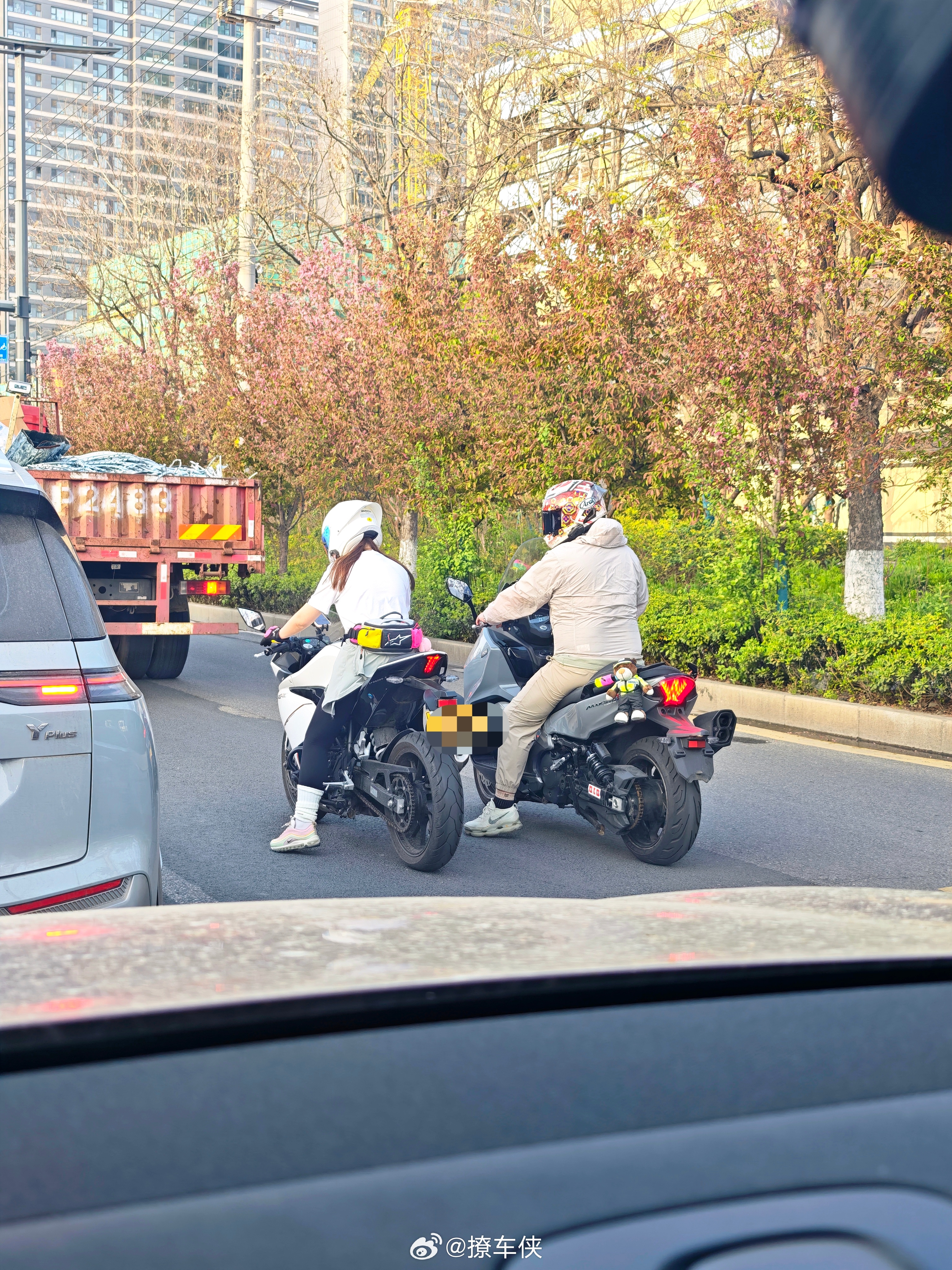 小姐姐骑仿赛，小哥哥骑踏板，都很帅！摩托车