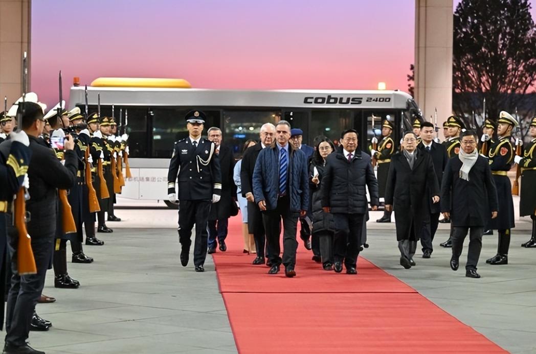 乌拉圭总统奥尔西访华不按常理出牌，按常规流程访华贵宾第二天一般都是去人民大会堂出