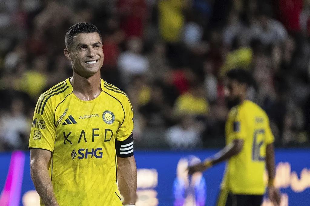 天空体育消息，C罗连续两轮缺阵了利雅得胜利的比赛，他没有出现在球队对吉达联合的阵