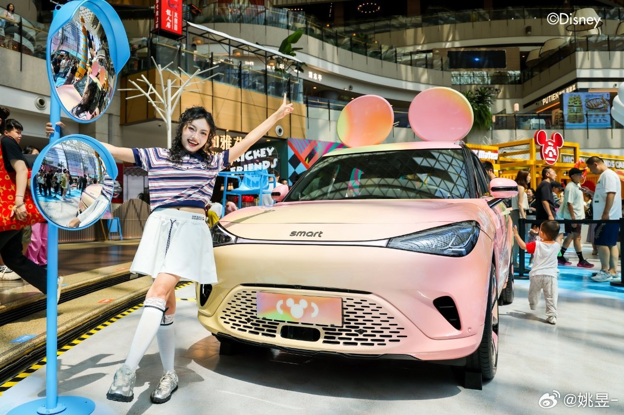 smart米奇限定艺术车来北京了？快来颐缇港偶遇会发光的“童话车”！ smart