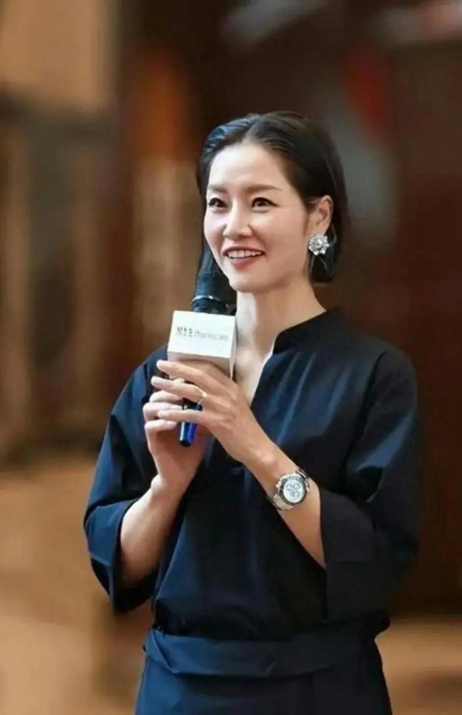 现在的李娜，简直就是豪门里的贵妇，优雅得不得了！认真打扮一下，高级大气好有女人味