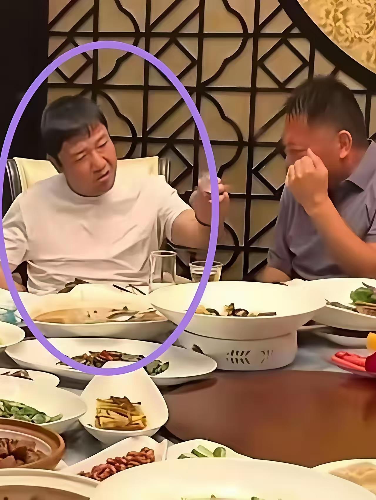 有谁能说说吗，
喜剧演员贾冰到底在饭局上说了什么，
有人说他要塌房了

看到有人
