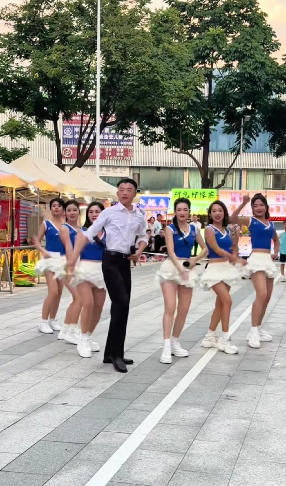 山东郭有才与一帮老阿姨一起跳舞，节奏感特别好，舞台功底也很扎实。他不仅仅歌唱得不