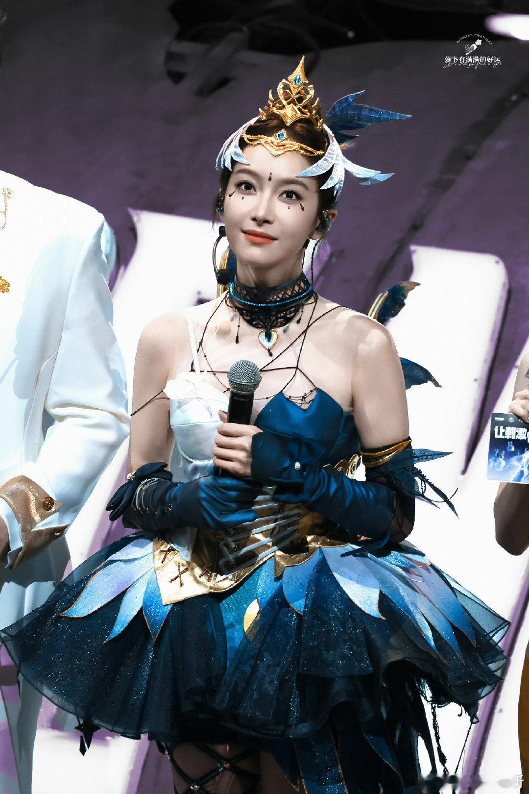 宋茜COS黯羽织刑唱跳舞台宋茜刺激之夜唱跳舞台杀伤力表情管理全程在线，动作收放自