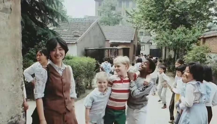 1987年，坎耶.韦斯特10岁时，他妈妈作为交换学者在南京大学任教。小“侃爷”便
