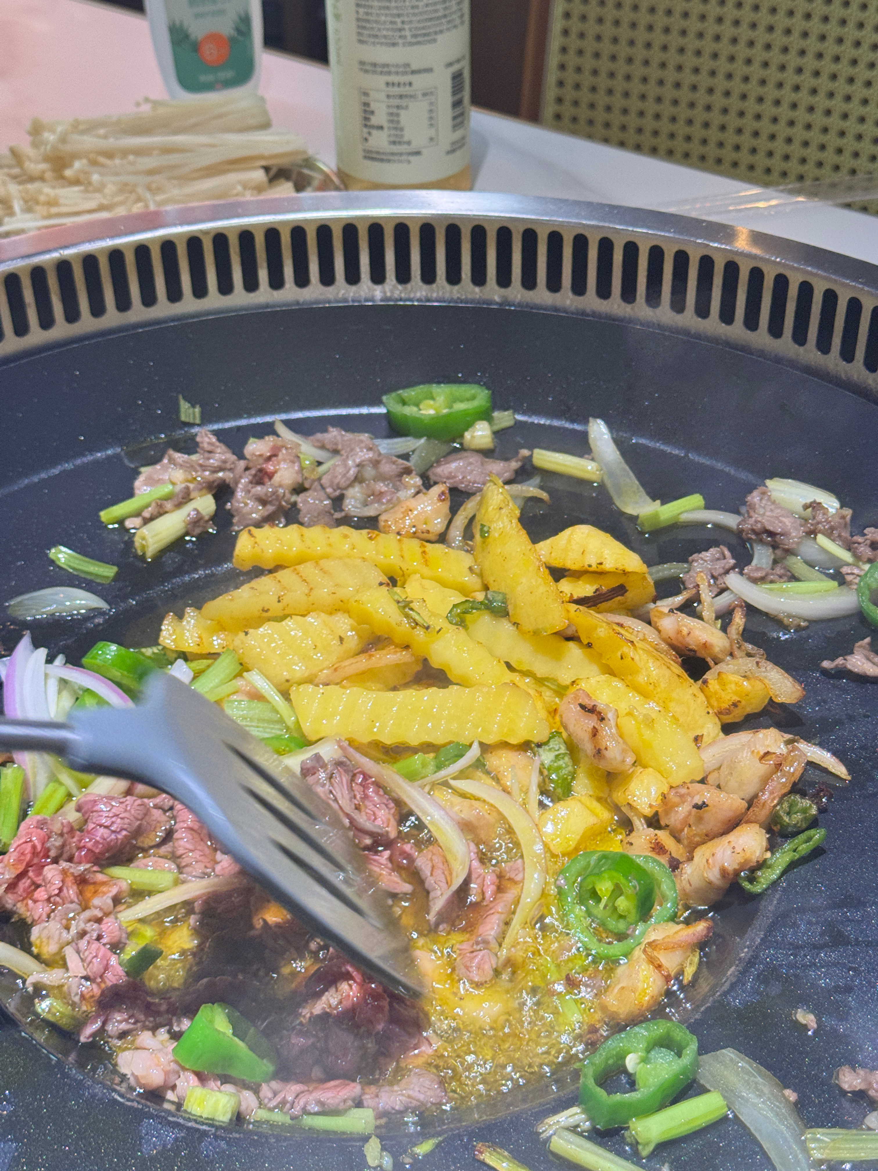 好幸福吧 找了个烙锅吃吃 感觉比我在贵州吃的还好吃 好怀念旅游追星那一年