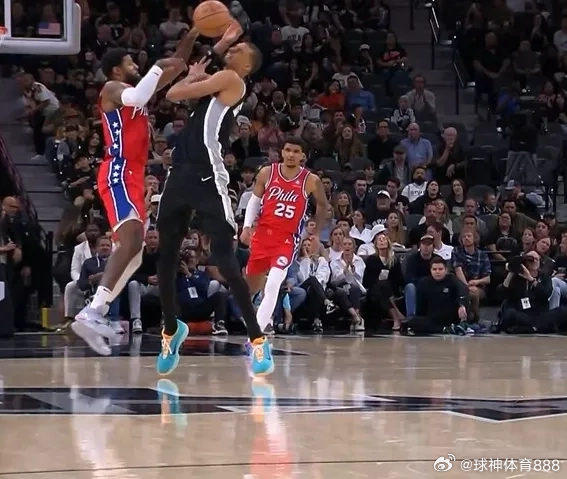 北京时间4月7日，NBA常规赛马刺主场对阵76人，恩比德迎来复出。文班亚马因为左