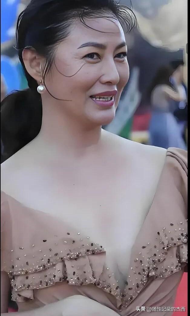 路人镜头下的女神经历了岁月的洗礼，老了不少，没有了年轻时的那种绝世美颜，不过她的