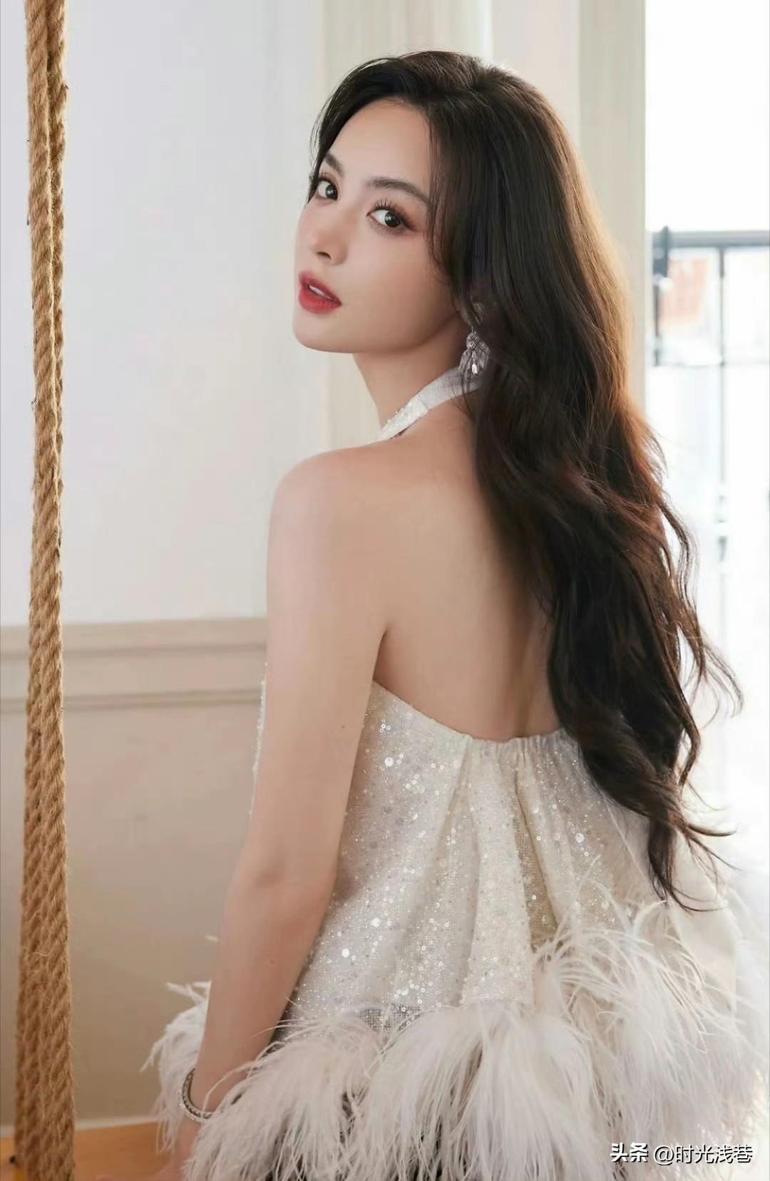 娜扎回头的样子好美，这大概就是所谓的回眸一笑百媚生吧！