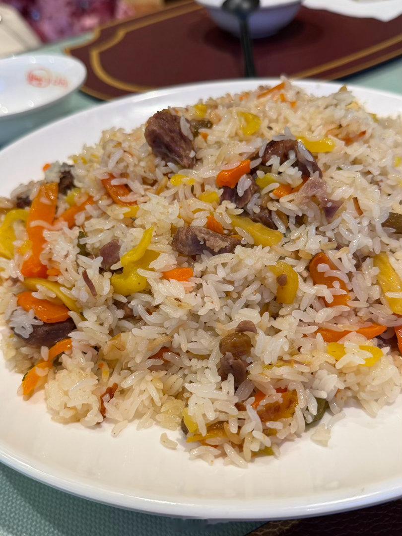 看到伊犁一哈萨克抓饭餐馆老板抱怨，说是6个内地游客点了两份素抓饭，合计30元，还