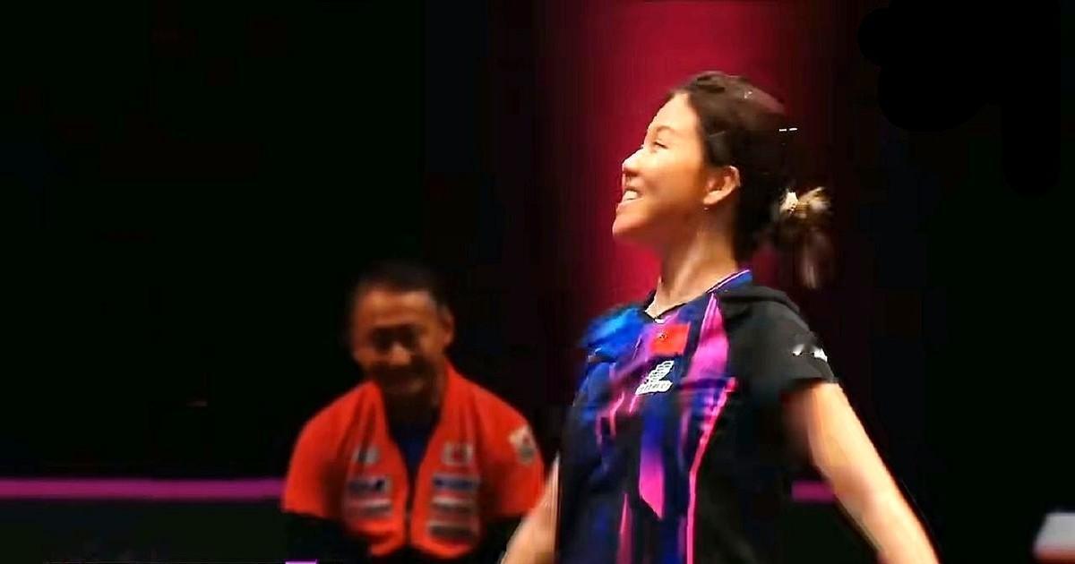 我跟你讲，这张照片，比这场球赛本身还好看一万倍，真的，封神了，闪光灯在陈幸同跃起