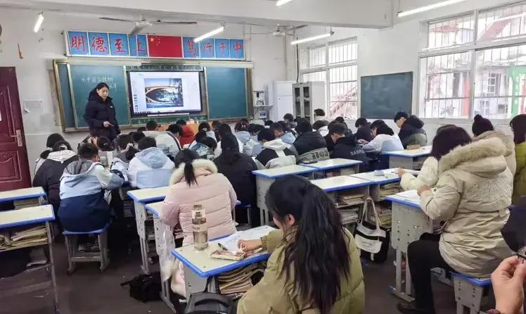真的太戳心了！高中三年就是一场残酷筛选，高一乱、高二崩、高三拼，很多人熬不到高考