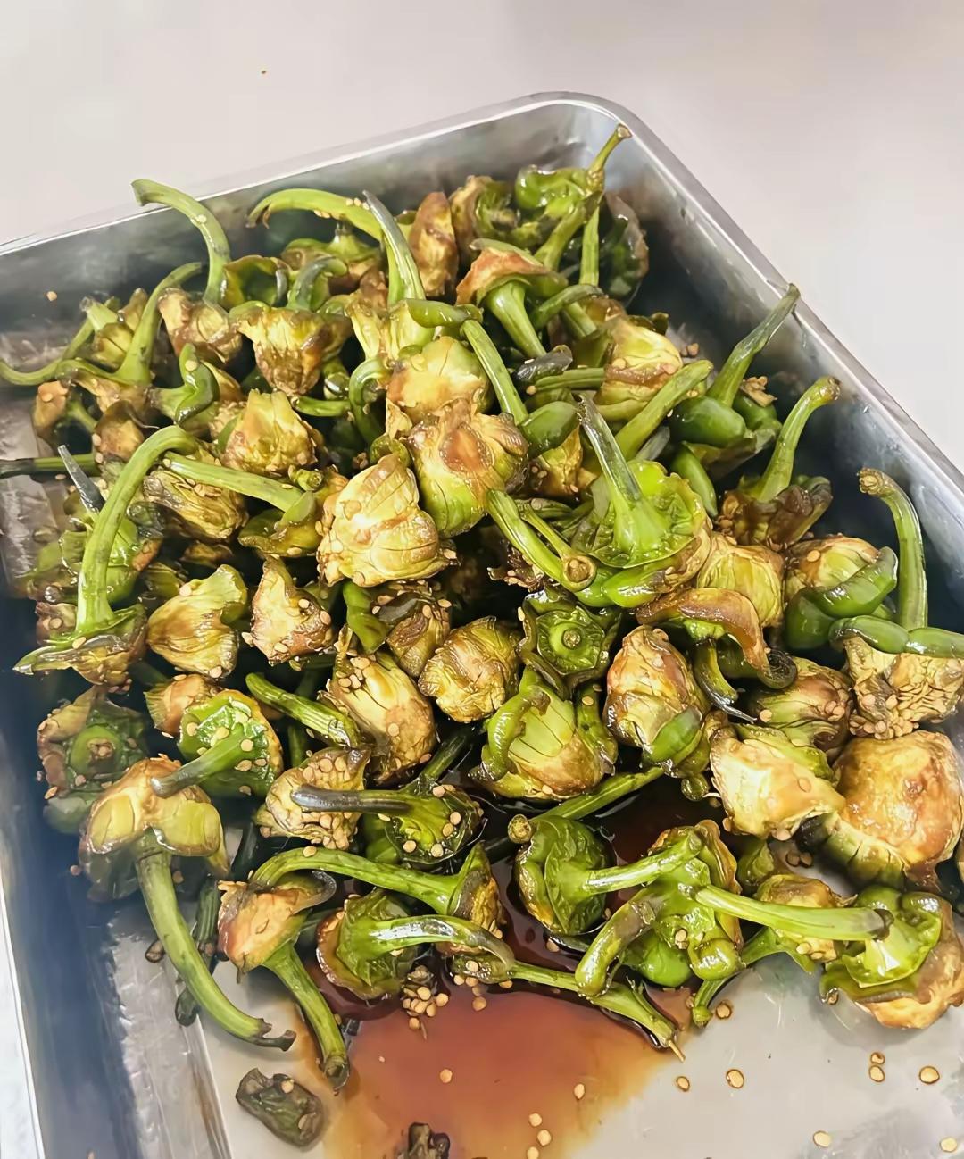 这个菜到底应该叫什么？
有人说这是人间美味好吃的很，毕竟物以稀为贵，一个辣椒皮有