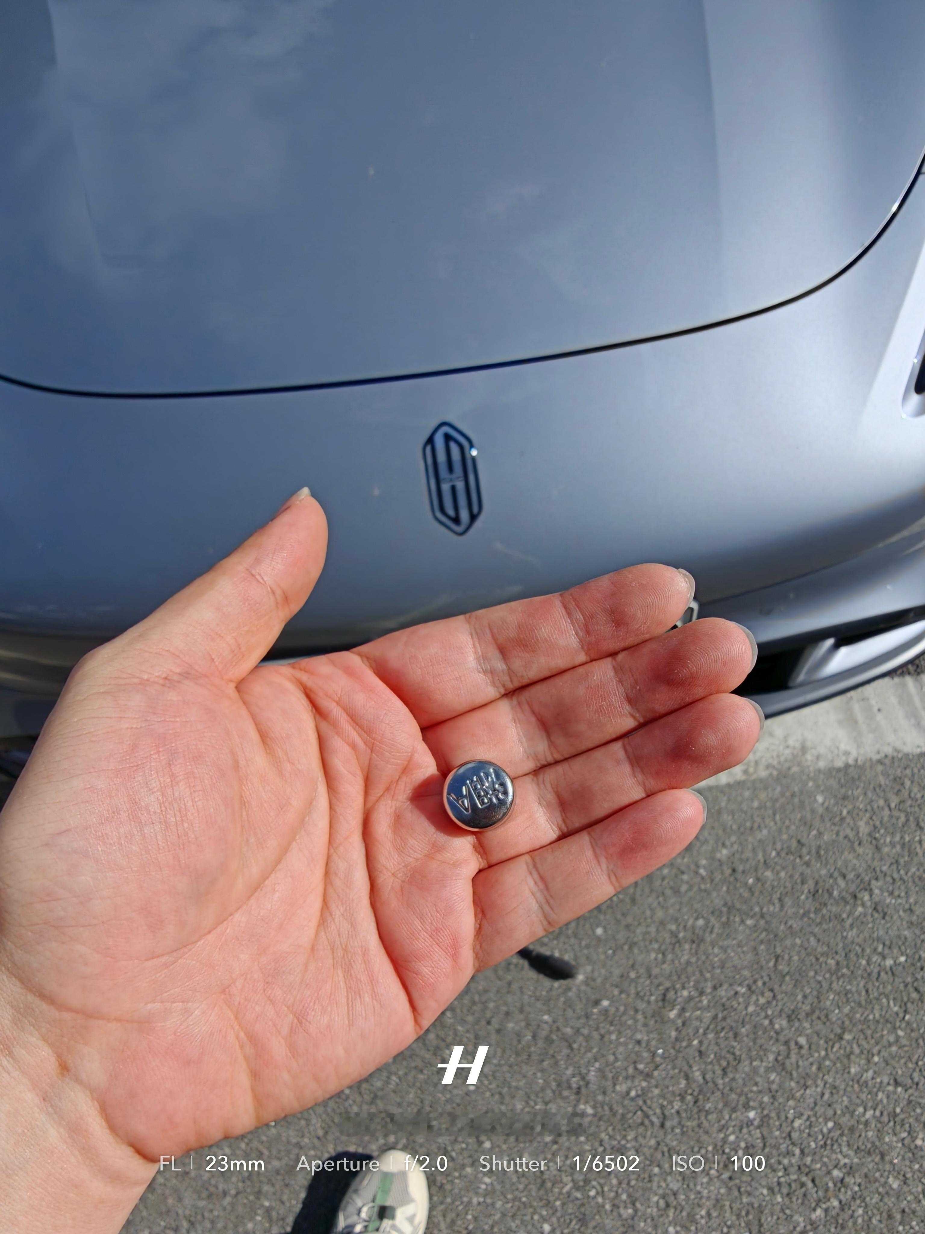 第一次自己上牌，没人跟我说防盗锁扣这么难摁进去啊这大夏天的，我都要晒黑了