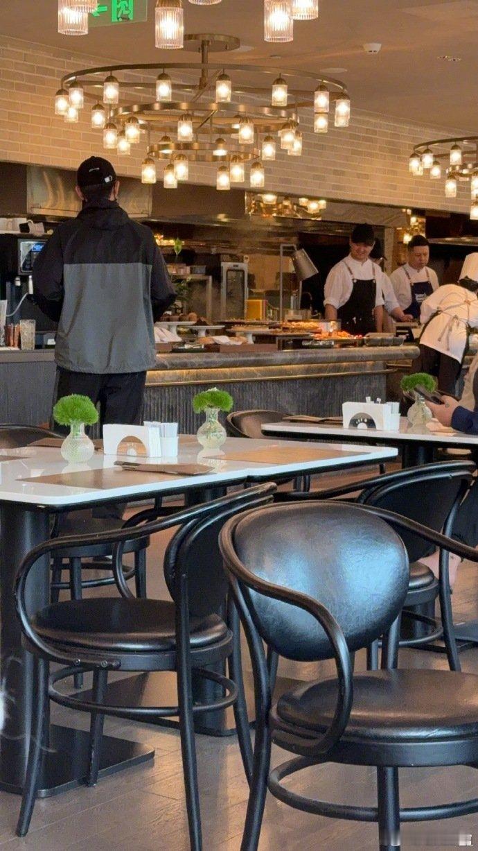 面包店偶遇李现 有网友分享在面包店偶遇演员李现的经历，照片中李现身着标志性冲锋衣