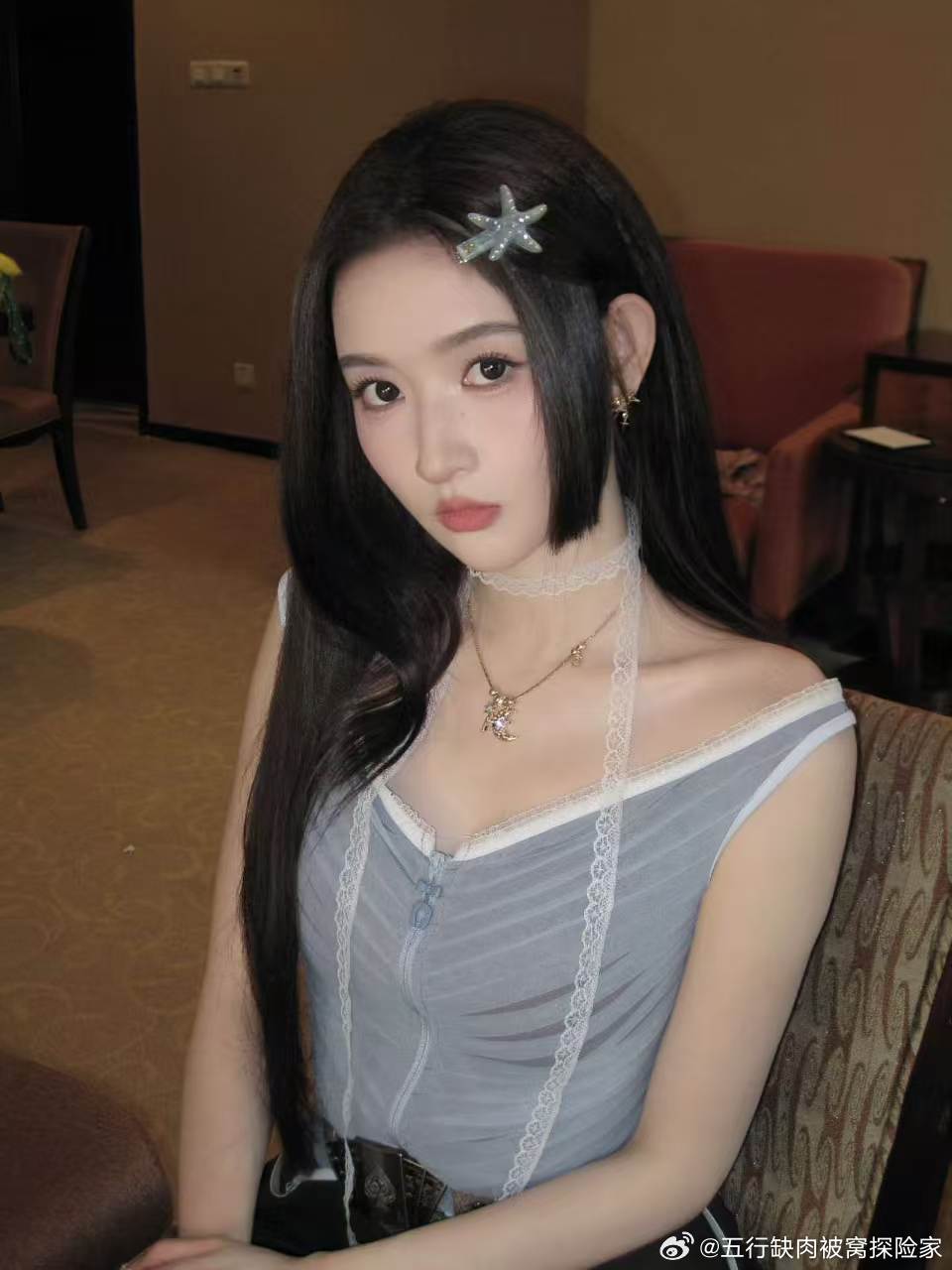 王玉雯人尴尬的时候会很忙王玉雯白得发光了地球超新鲜 王玉雯在成都录节目这身造型太