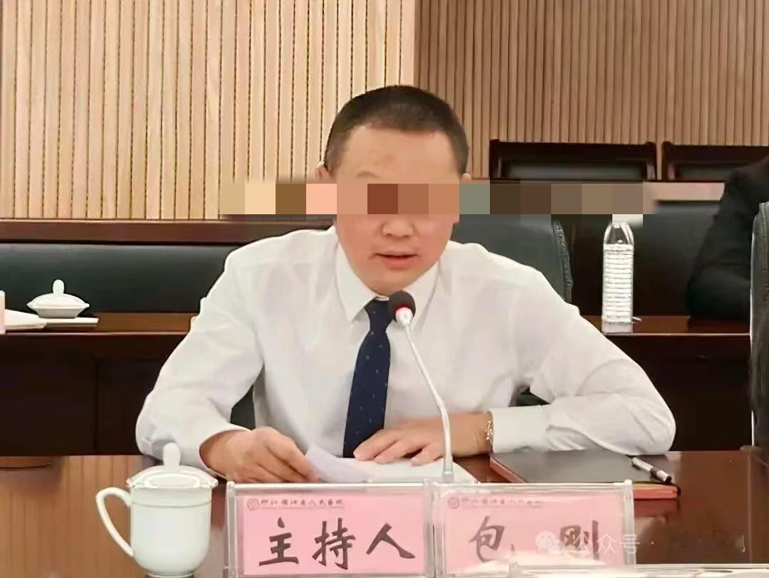 印江自治县人民医院，今天也算是上热搜了！
一天之内，院长、副院长同时落马，真是令