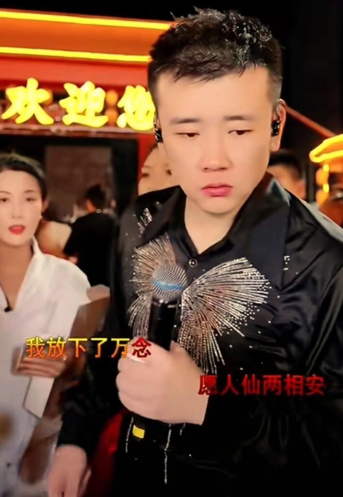初月在木森直播间跪下来的那个瞬间，弹幕停了两秒。
不是事先排好的脚本那种停顿，是