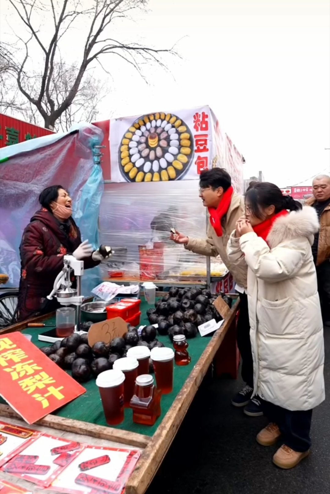 零下20度逛早市也太带劲了！糖葫芦冻得嘎嘣脆，大包子咬一口直冒白气儿。卖菜大爷眉