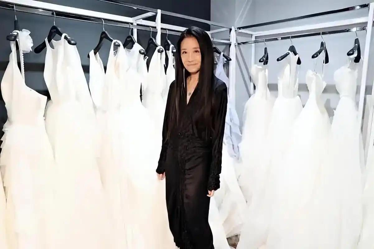记者问婚纱女王王薇薇：“您身家40亿，63岁找27岁男友，不怕他图你的钱吗？”王