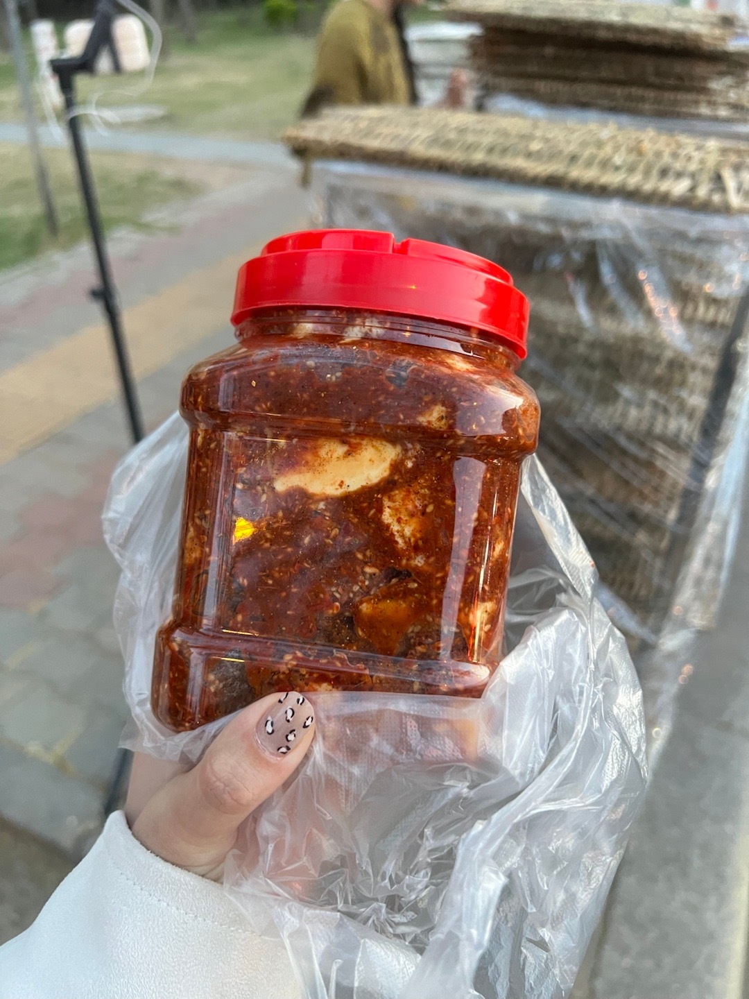 哈哈全款拿下！郑州的路边居然偶遇到卖霉豆腐的。某书上经常刷到拌豆腐的桥段。回来发