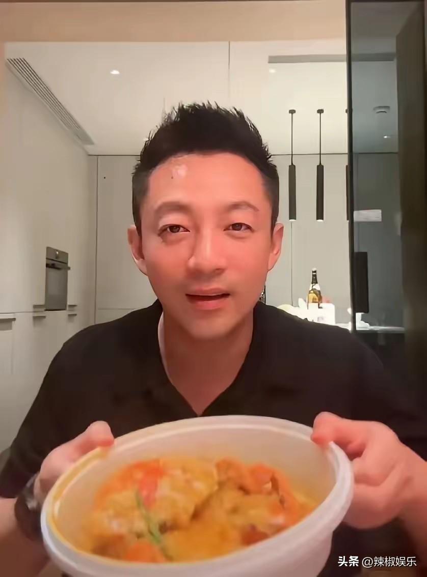 汪小菲被老婆马筱梅惦记着他心里乐开了花。汪小菲直播时出了月子的马筱梅正在和闺蜜狂