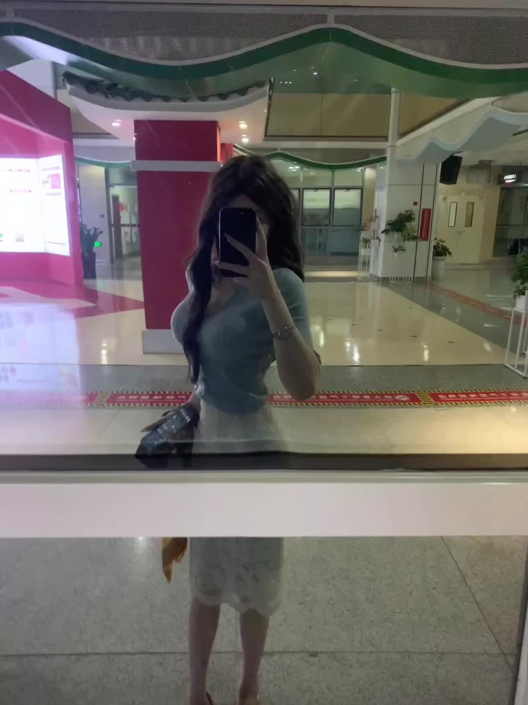 幸福的人 是不会频繁更新社交动态的 我最想分享的人 已经在我身边了 我很爱他