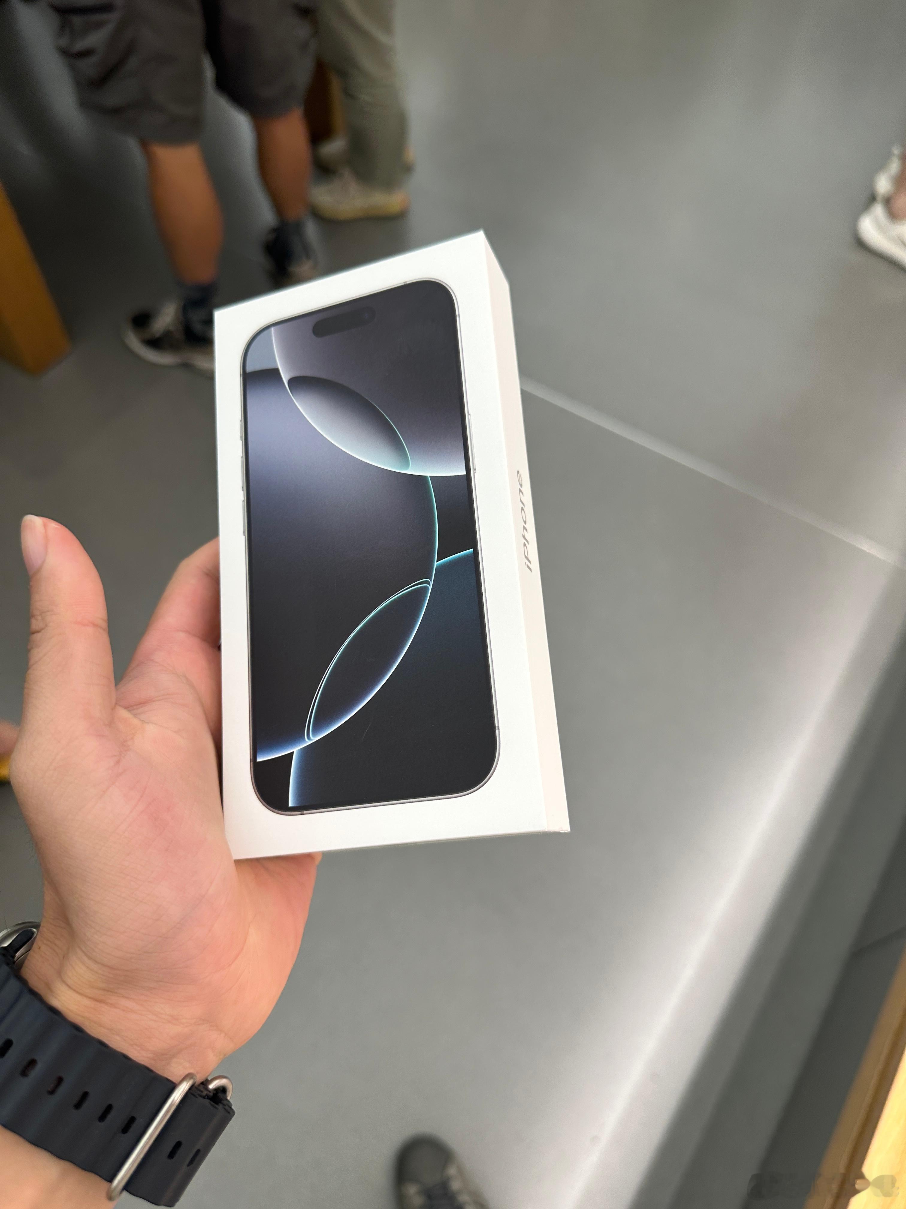 拿到iPhone 了，晚上取货就不用排队了门口黄牛货还是挺多没好意思问加多少钱 
