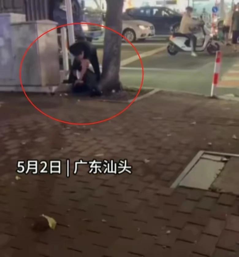 【小事处理不好，以后就是大事】
一起很简单的交通事故，奔驰追尾电动车，谁也没想到