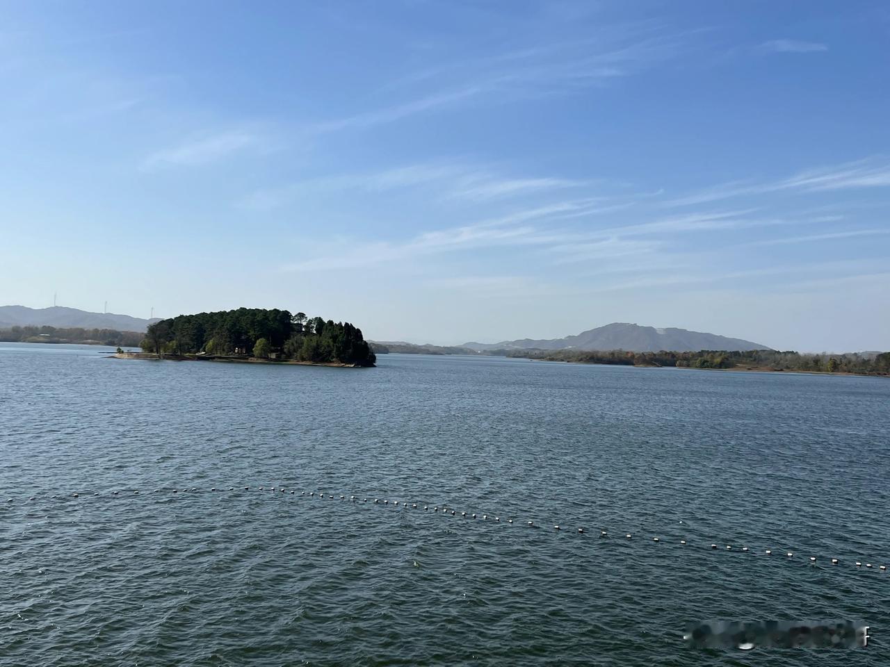 蓝天白云、青山碧水尽是金山银湖美景！