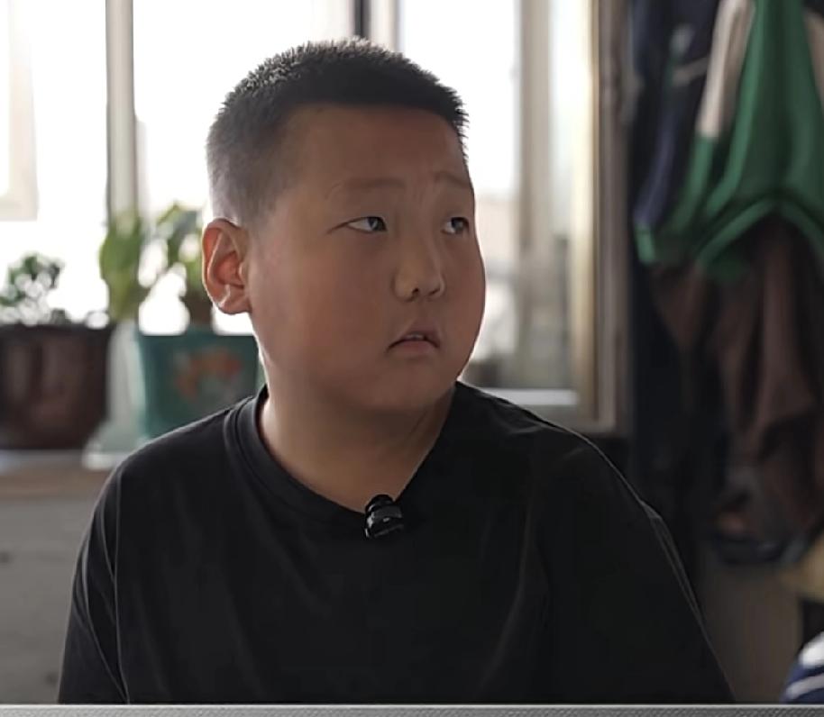 父母离婚，孩子把幼儿园老师当成妈妈，小杨老师，您在哪里！孩子好想您！
父母离异后