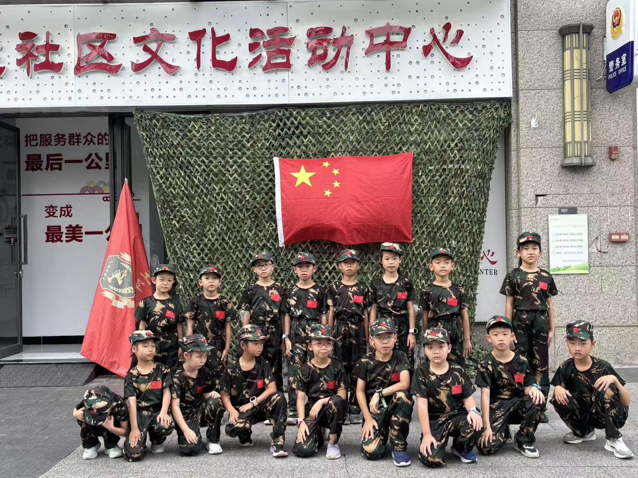 小学二年级的孙子，今天参加社区组织的免费军训。还送小朋友每人一套服装，孙子开心快