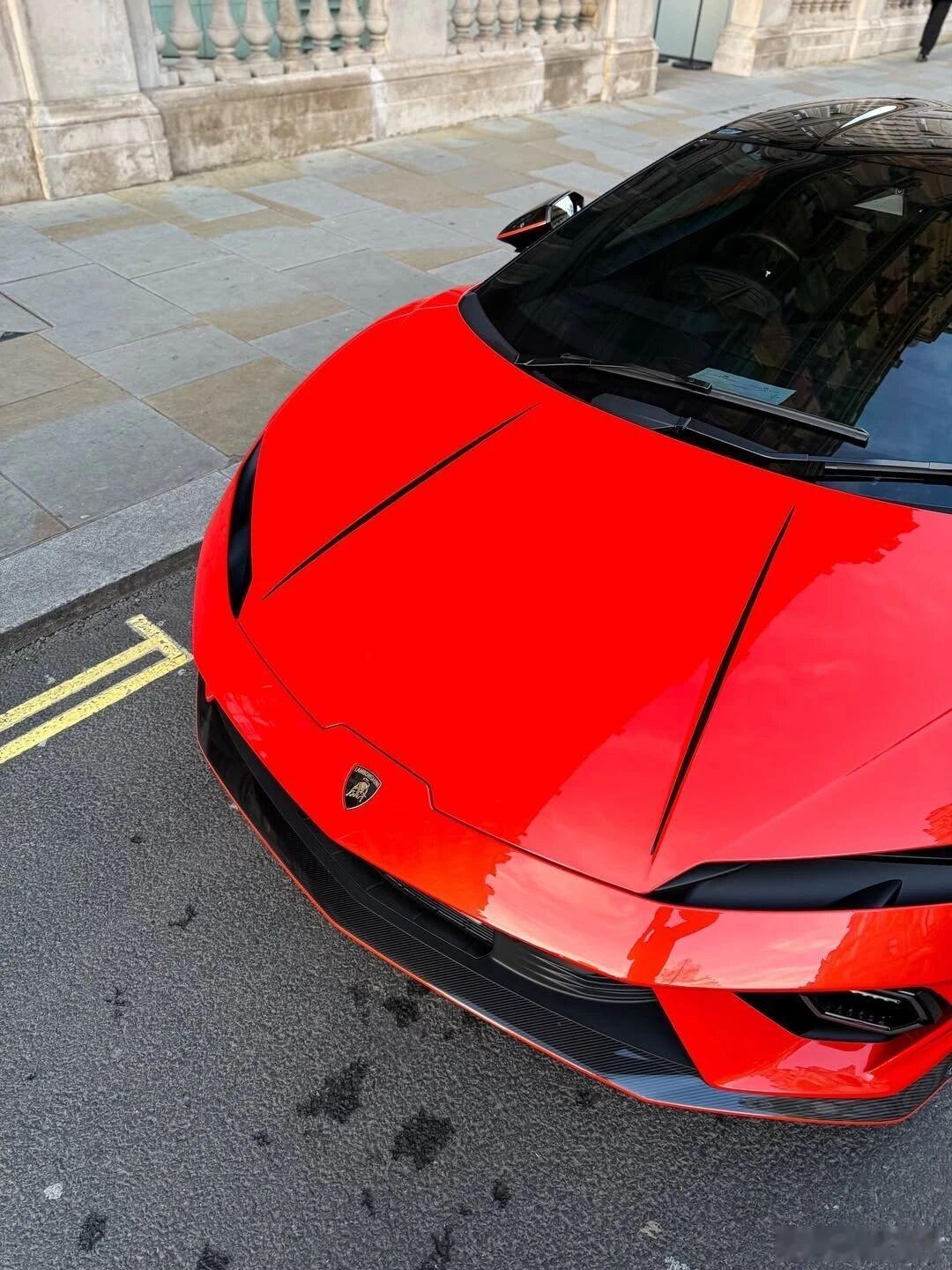 兰博基尼Temerario 烈焰红潮席卷伦敦街头，920匹混动狂暴动力，2.7秒