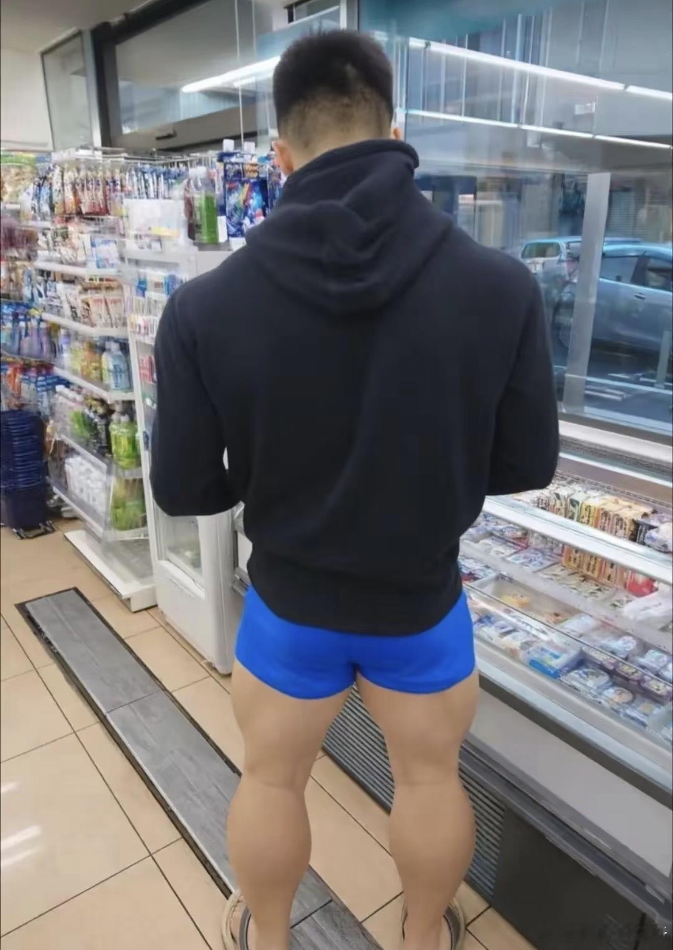 逛超市遇见高弹肌肉壮男