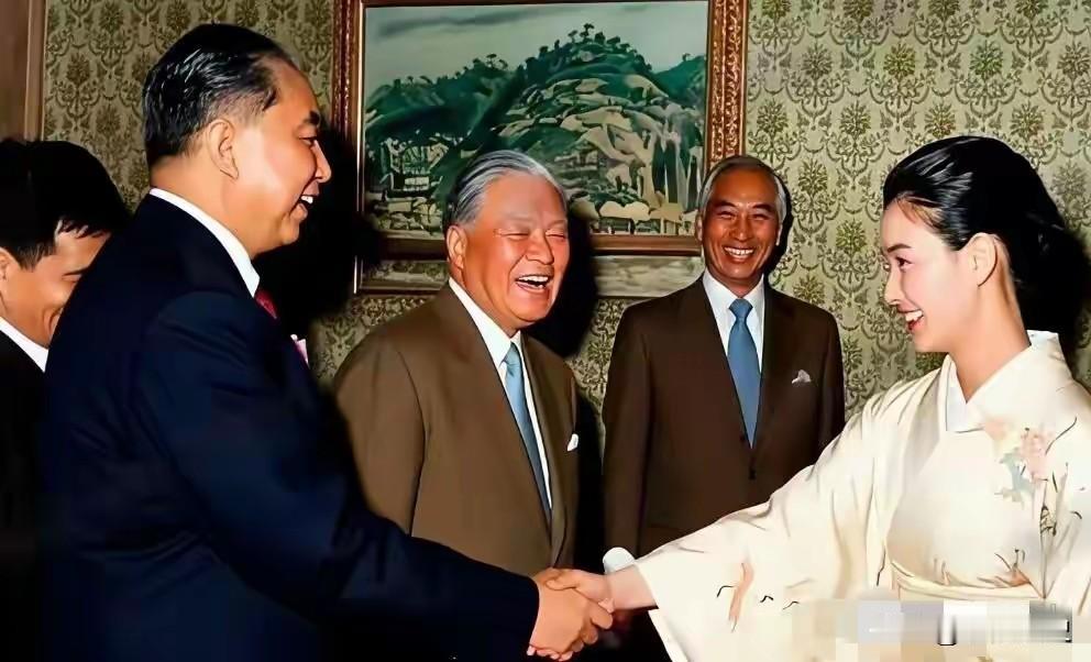 华国锋主席首次西装革履，戴着红领带，穿着白衬衣，亲切接见日本友人。中间这位是当时