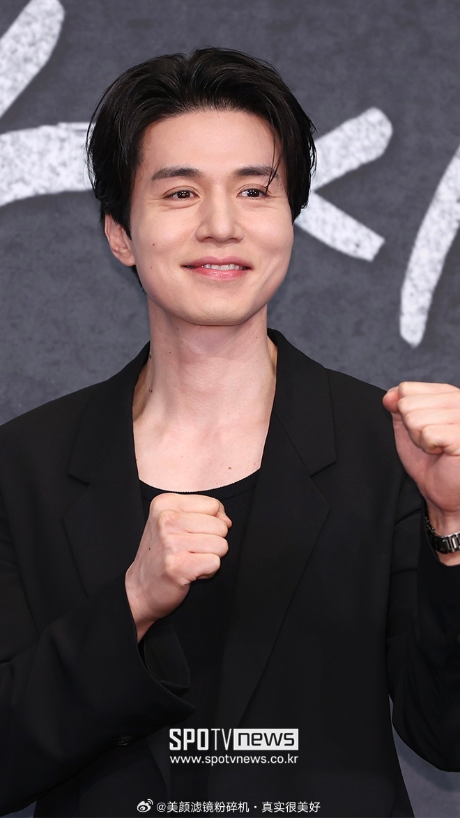 李栋旭近期发布会新闻图李栋旭老了好多 ​​​