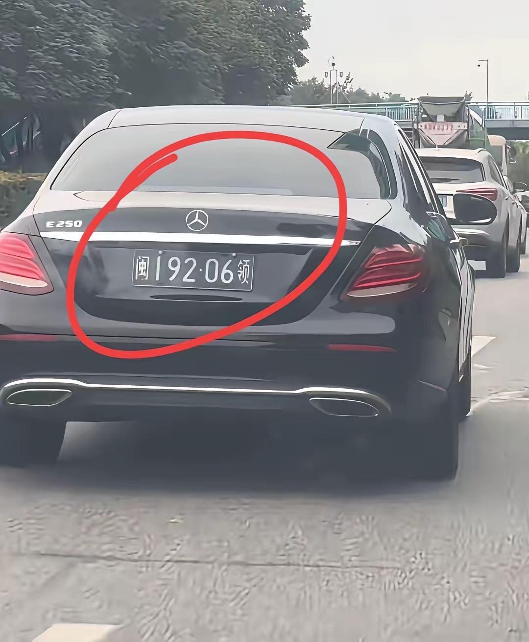 这是哪里的车牌号，是黑色的第一次见到