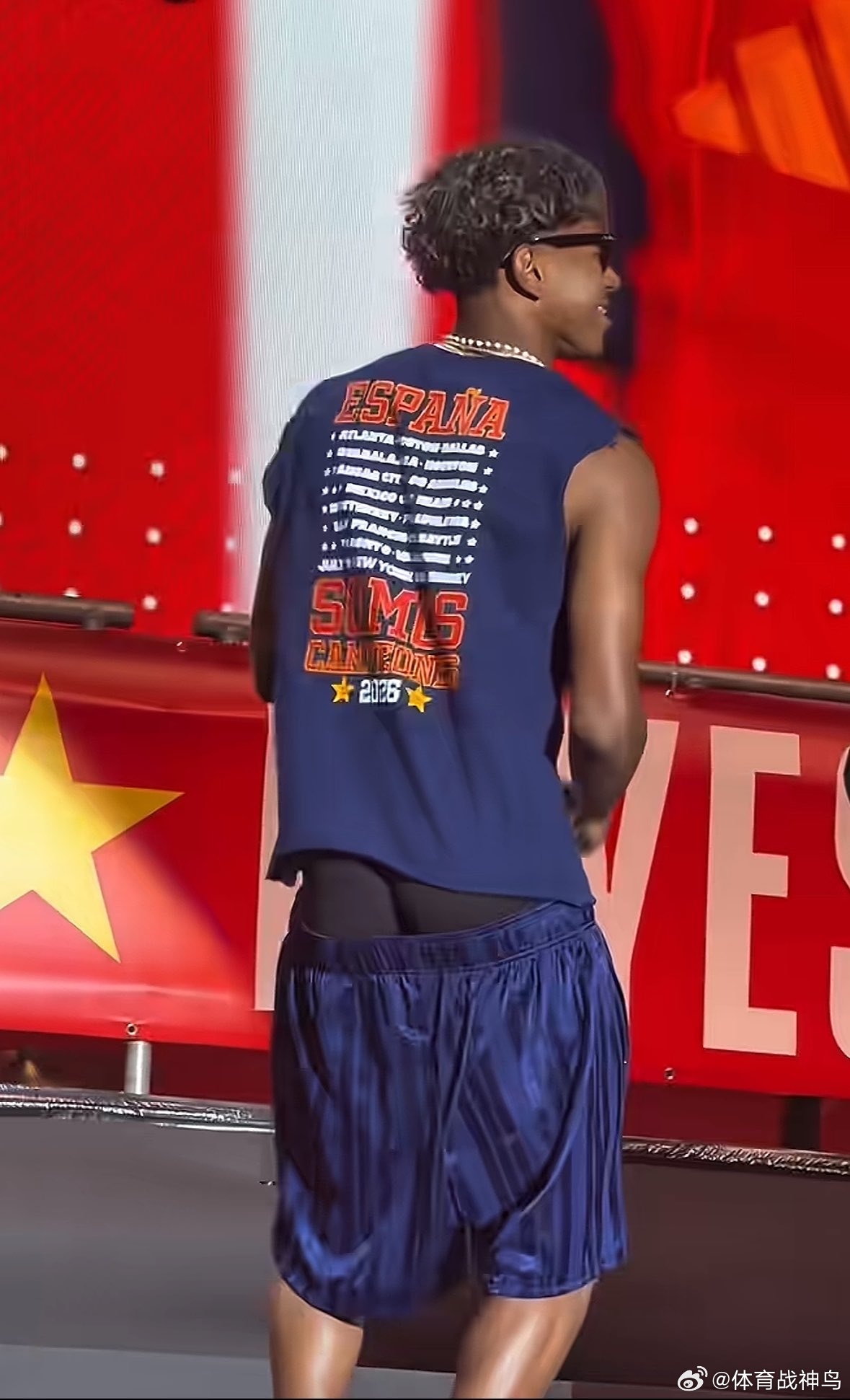 为什么亚马尔的裤子总是松松垮垮地挂在腰下？亚马尔举牌讽刺帕雷德斯